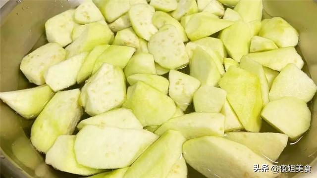 炒茄子不要过油和直接下锅！教你正确做法，茄子鲜嫩入味、不吸油