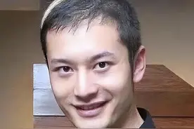 黄晓明现身青岛遭偷拍，一头乌黑浓密是假发，分层痕迹明显图片