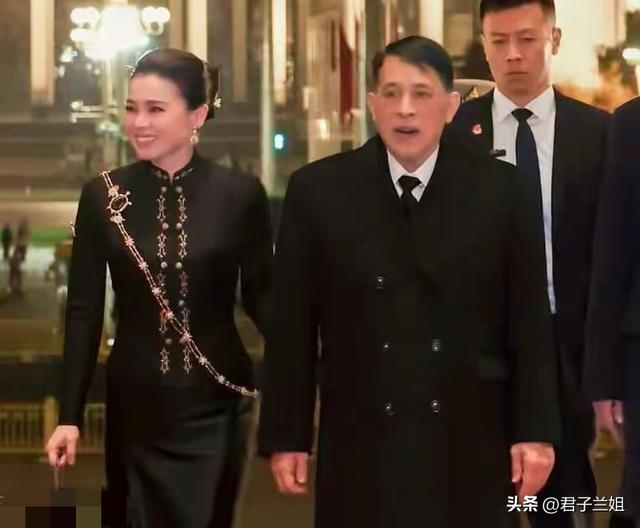 苏提达王后太稳了！脚踩10公分细高跟在北京献花，下梯步赛若平地