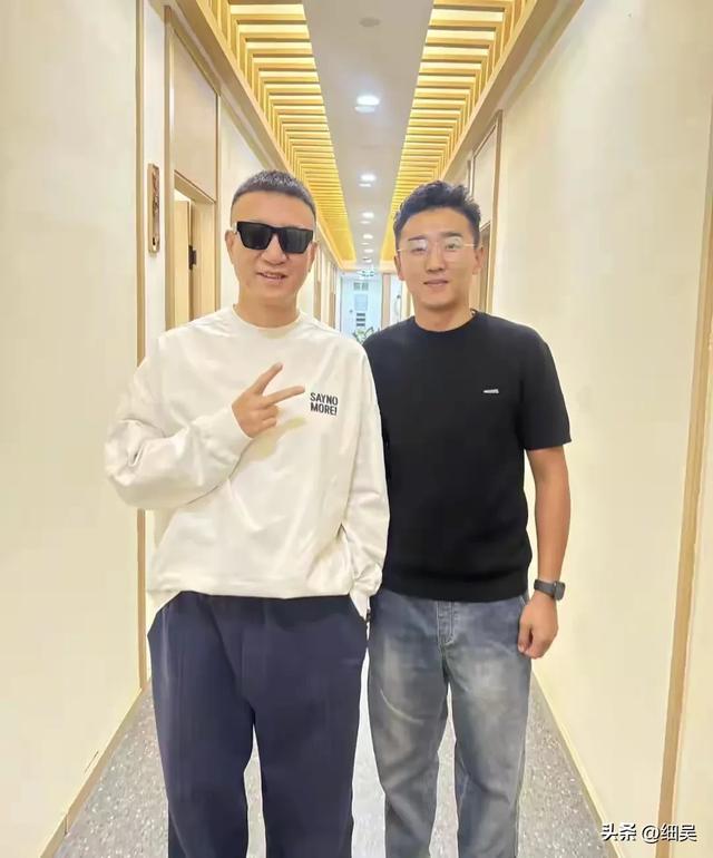 孙红雷和老婆王骏迪到宁夏旅游，在院子烤羊肉串，打扮时尚好贵气