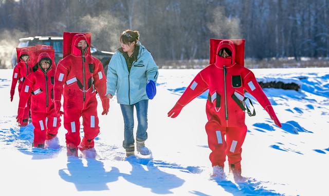 内蒙古呼伦贝尔：冰浮，不一样的冰雪体验