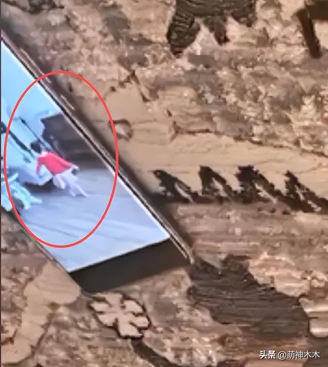 35岁郑爽近照曝光！脸部又僵又肿网友直呼认不出，彻底成了素人