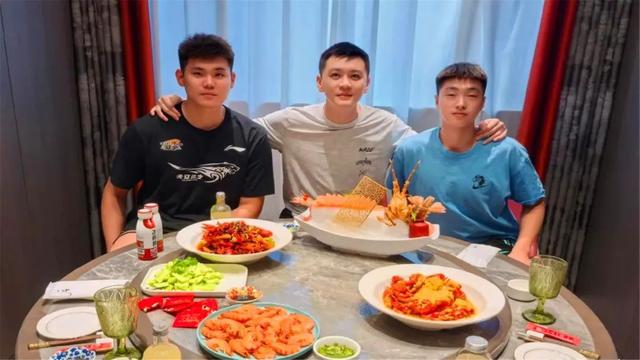 辽篮因祸得福！两名新星离队，杨鸣等来好消息，超级小外援加盟