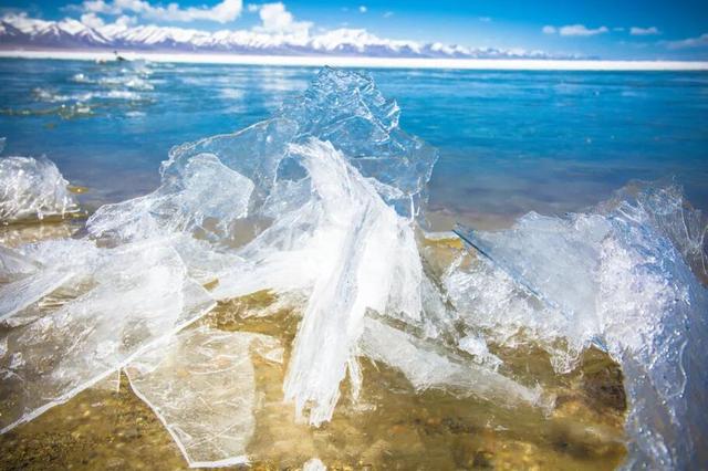 西藏天湖冬日变蓝宝石秘境，千里冰封宛如异星