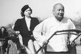 铁帽子王沦落街头，拉黄包车度日，却大笑：靠双手赚钱不丢人！图片
