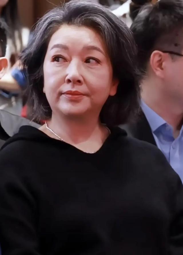 58岁江珊在剧组庆生	，穿黑衣满头白发体重超140斤，皱纹不掩美貌