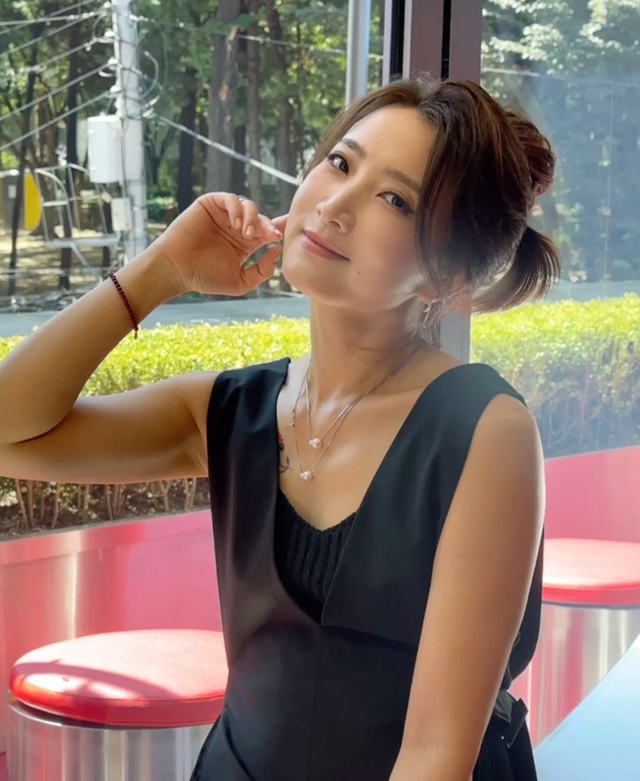 陈赫前妻不穿内衣大胆出镜，胸和肚子快一样平，那张脸倒是很美