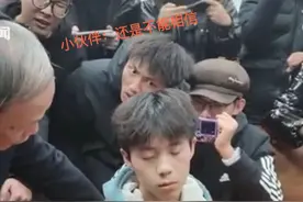 武汉一大学老师演示“催眠术”学生沉睡 网友:老师给学生发红包吧图片