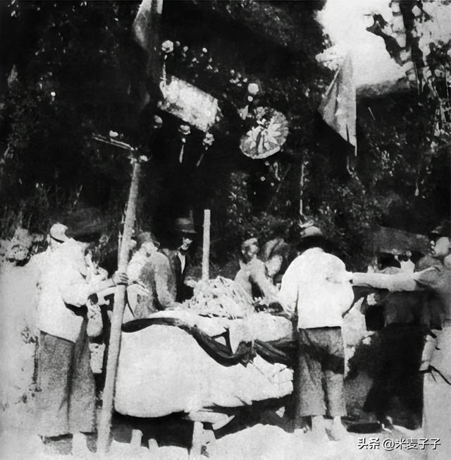 河南一“瞎老头”去世后,惊动高层,张自忠女儿托人为其献花圈!