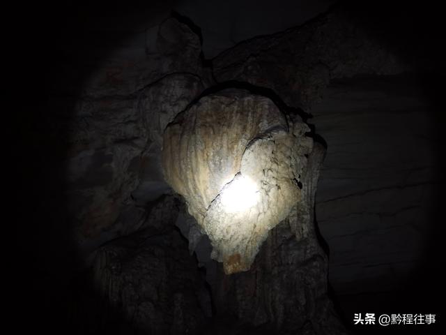 偏远乡野中寻找一个古寺遗址，探险一个深邃溶洞