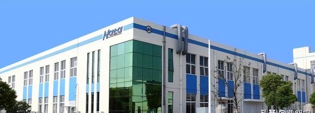 中国大力发展芯片，但全球90%光刻胶都是日本产，若卡脖子该咋办