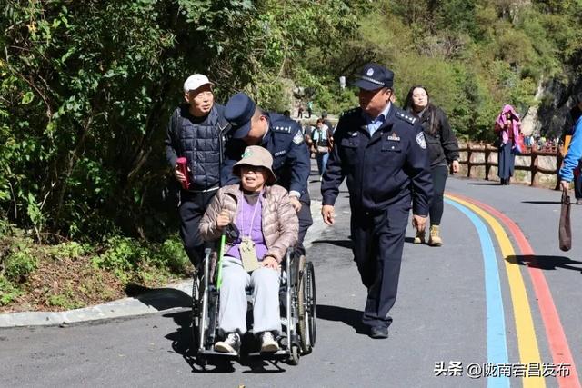 国庆第三日，官鹅沟秋色正浓人气旺