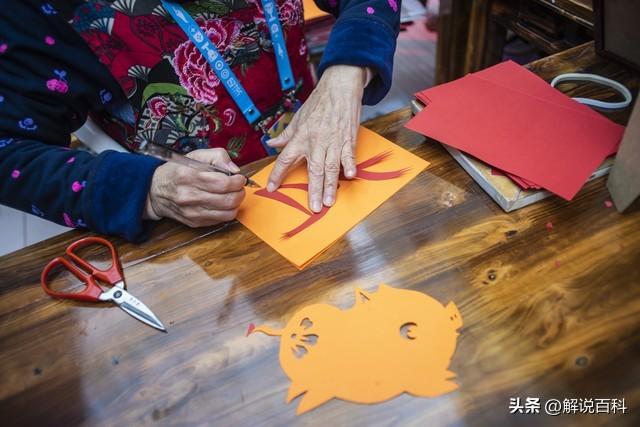万万没想到！97 年小伙靠 AI 卖 “丑拖鞋” 年入千万，一双竟卖上千元