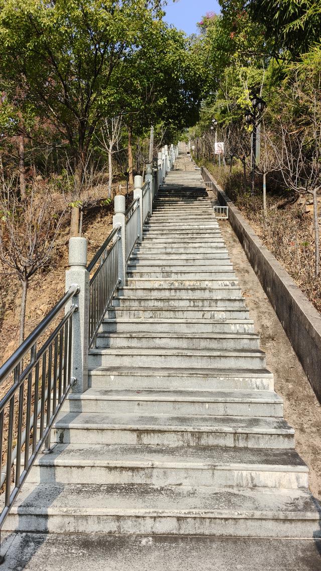 梅城西郊发现俯瞰梅城的最佳景点，一眼可见皇家名典金沙湾千佛塔