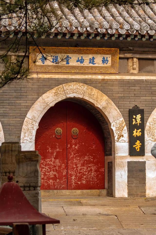 千年古刹潭柘寺：北京最早佛教寺庙的历史传奇与文化魅力