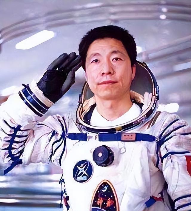 我国首位航天员杨利伟，被授予少将军衔，退休后能享受什么待遇？