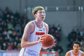 CBA速递｜周琦状态更新 黄荣奇成榜一大哥 郭昊文首秀21分图片