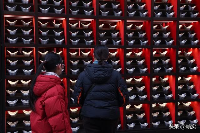 沾沾财气，千年古镇上海七宝老街惊现 “银墙” 打卡点