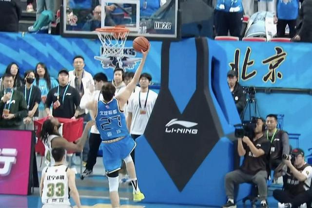 【CBA】杨鸣怼裁判遭驱逐！北京末节提速94-81胜辽宁，陈盈骏26分