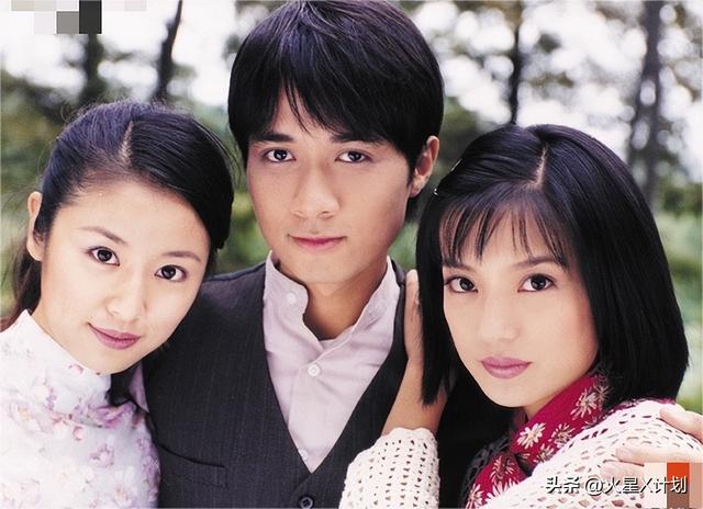 面相又变了! 49岁赵薇广东吃饭又老又凶, 当年的小燕子再也回不去了