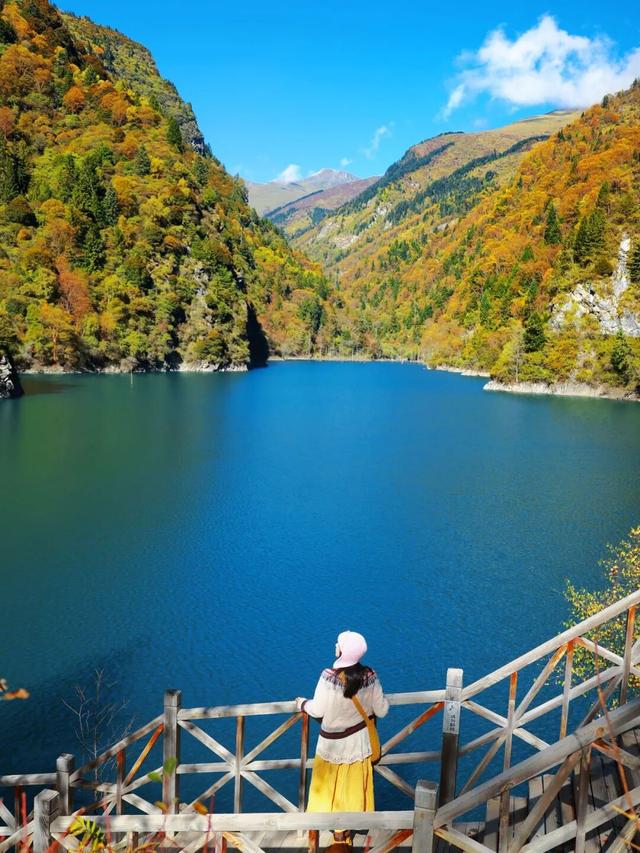 闯入秋日油画！松坪沟彩林巅峰绽放，泡私汤温泉，看千年非遗打铁花！