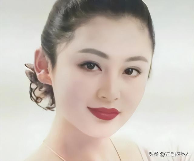 长得太美被导演占为己有，4年后生下大明星儿子，17岁就成男一号