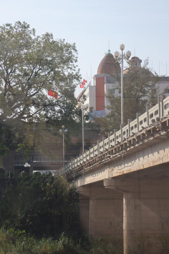广西这座沿边、沿海、沿江的城市，一步横跨两国，10元直达越南！