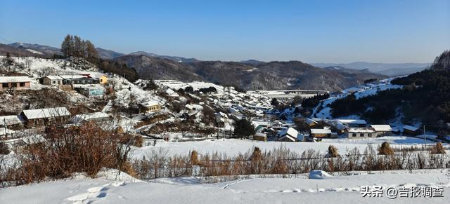 松岭雪村：咯吱声里寻冬趣，雪径尽头是乡愁