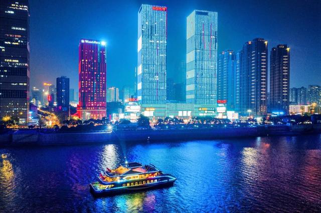 越热越火？来体感40℃的长沙，解锁昼伏夜出的冰火出行术