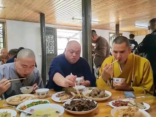 和尚们每天吃素还会发福？看了他们的伙食，瞬间明白为啥长胖了