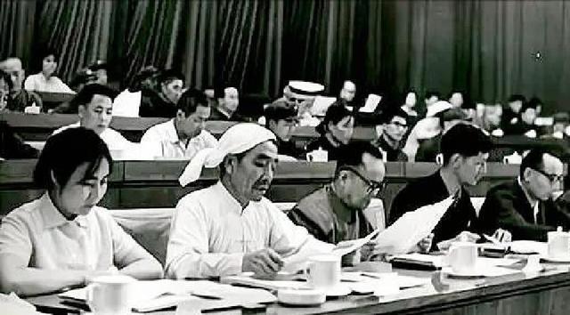 新中国第一位女副总理吴桂贤逝世！她与技术员丈夫恩爱一辈子