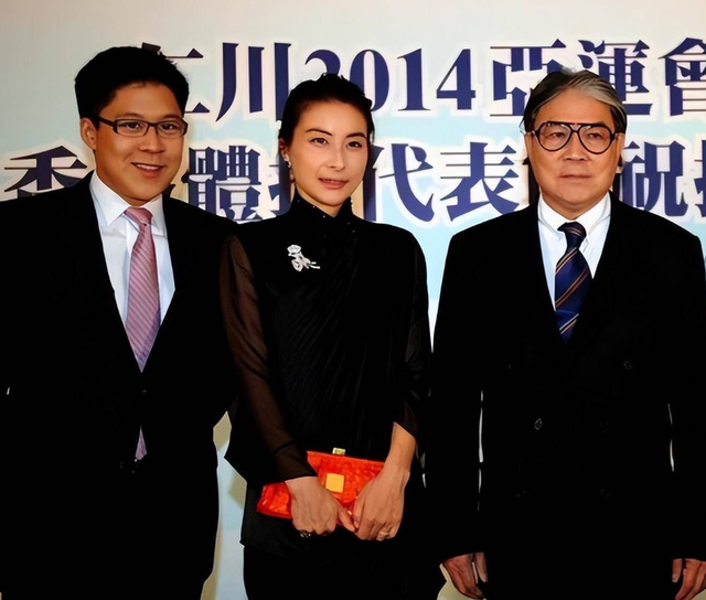 郭晶晶没想到，79岁的公公霍震霆再破天花板，让整个豪门圈沉默了