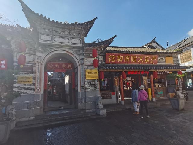 白墙灰瓦古韵吟：扎染泥塑非遗驿 温柔以待喜洲邑