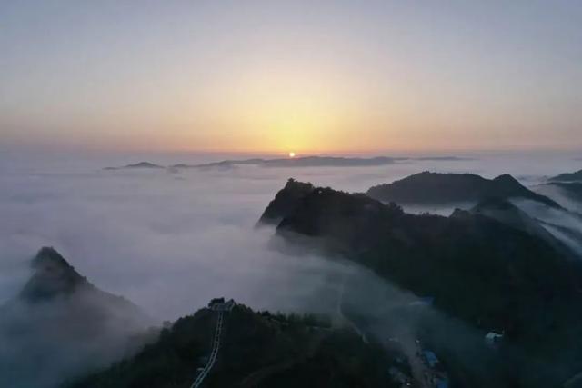 西和云华山：朝看日升云海间 暮观日落染层山