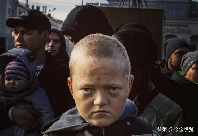 乌克兰孩子们的地下课堂：校舍被炸成焦土，老师含泪坚守三层地底