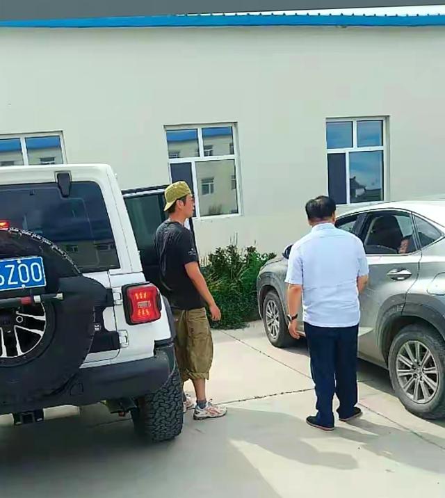 42岁朱亚文在内蒙古被偶遇，他打扮休闲，身高五五分，沧桑了不少