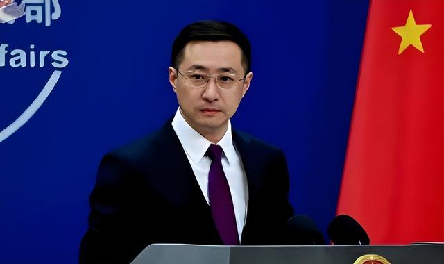 特朗普举着孩子照片，对哭泣的母亲承诺：我相信中国会执行死刑的
