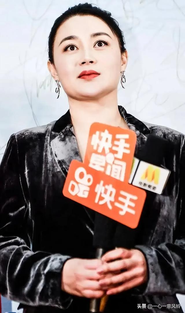 关婷娜日常穿搭，随性又可爱