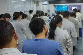 华西医院急诊科：两个住院总医师的“7x24”图片