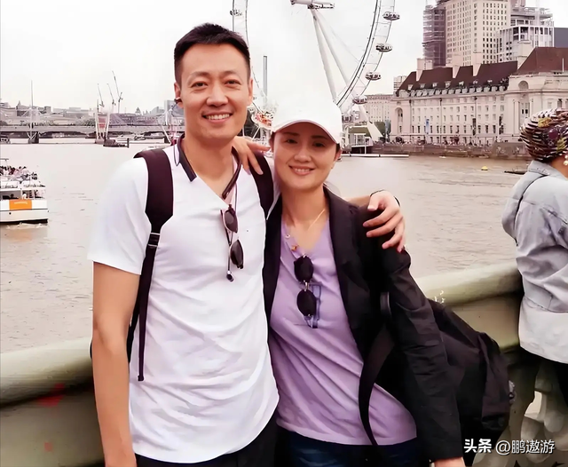 辛柏青消失五个月现身一个举动败坏好感，身边长发美女引人热议