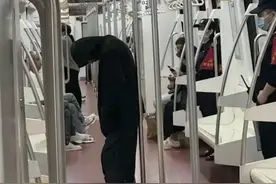 西安地铁"神秘男子"后续：已被警方带走，身份查明，果然事出有因图片