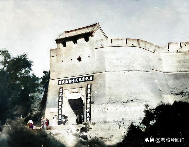 1938年，日军私人相册中的顺德（邢台）古城，鬼子在城墙上散步