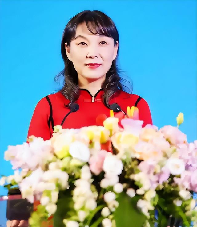 宗馥莉的畸形家庭：亲爹出轨，爷奶不爱，叔叔背刺，小三夺权