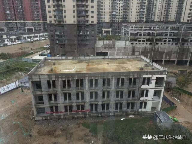 11岁男孩坠入小区通风井：烂尾楼“复活”后的悲剧