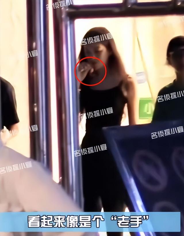 19岁李嫣跟老爸聚餐！手不离烟动作熟练，170cm身材干瘪太像王菲