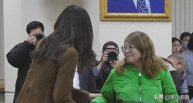 郑丽文“变绿”？何鹰鹭宣布退党，当面质疑郑：为什么不敢喊统一