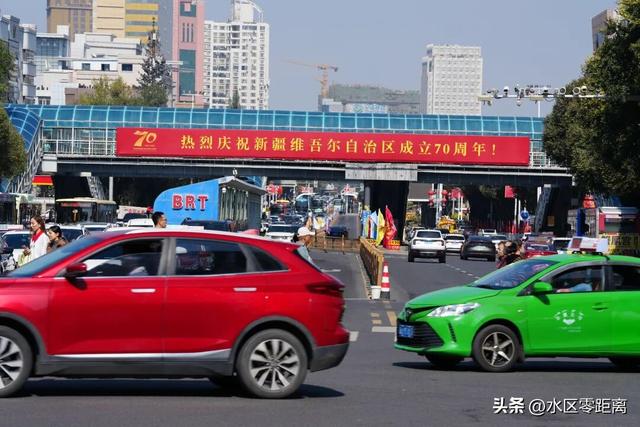 乌鲁木齐市水磨沟区——快来打卡！水磨沟街头“庆生花景”已上线，一起邂逅秋日里的缤纷与生机