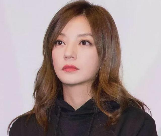 封杀四年，49岁赵薇突传消息，因胃癌去世传闻5个月前就真相大白