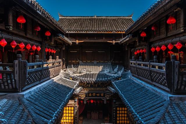 别再去热门景点了！这10个清静小城，人少景美消费低，值得一去