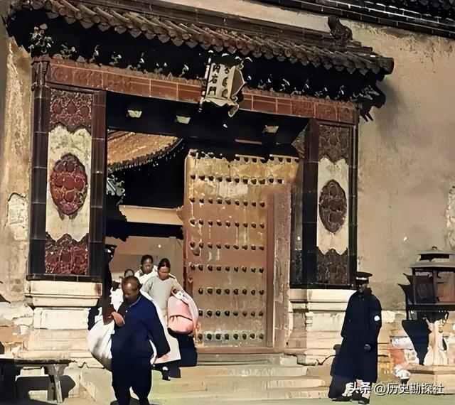 1924年溥仪被赶出紫禁城，在翊坤宫留影，寸头高筒皮靴，气质不凡